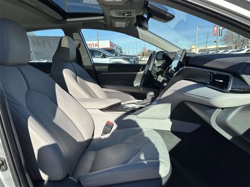 Used 2021 Toyota Camry XLE image 14