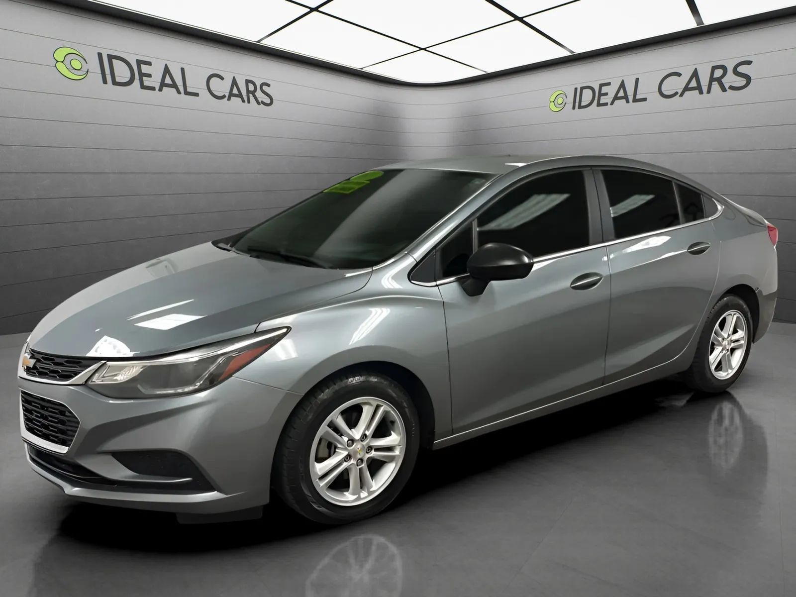 Used 2018 Chevrolet Cruze LT FWD image 1