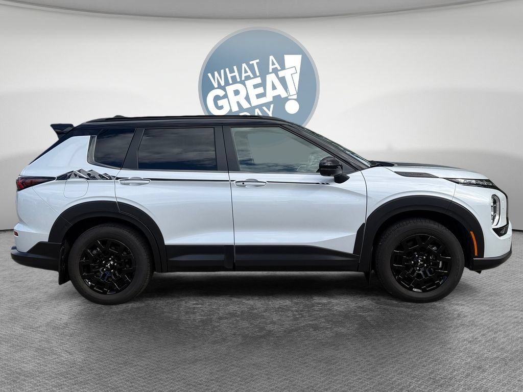 Used 2026 Mitsubishi Outlander AWD image 2