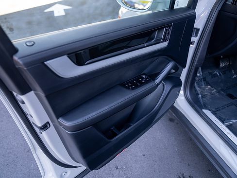 Certified 2025 Porsche Cayenne E-Hybrid AWD/4WD image 17