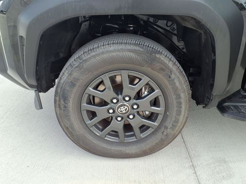 Used 2025 Toyota 4Runner SR5 AWD/4WD image 29