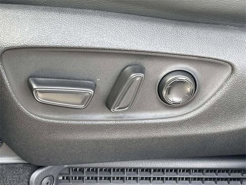 Used 2025 Toyota Sienna Platinum image 18
