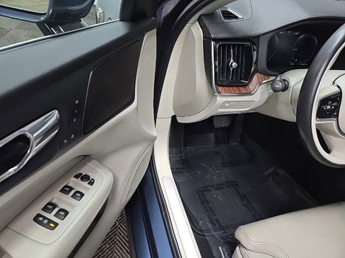 Used 2019 Volvo S60 T8 Inscription image 28