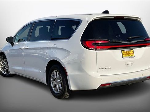 Used 2024 Chrysler Pacifica Touring-L image 12