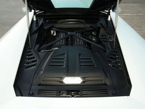 Used 2020 Lamborghini Huracan EVO image 25