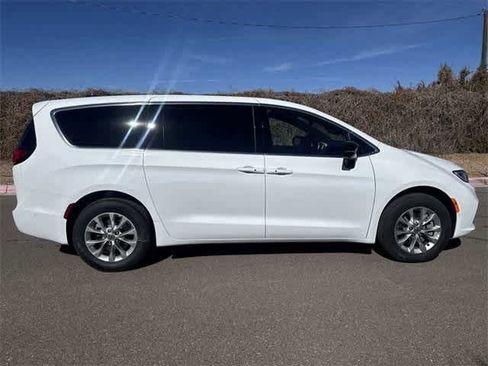 New 2025 Chrysler Pacifica Select w/ Uconnect Theater Family Group image 30