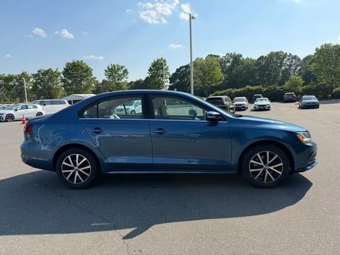 Used 2017 Volkswagen Jetta SE FWD image 6