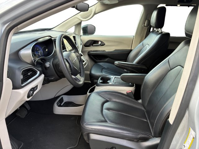 Used 2024 Chrysler Pacifica Touring-L FWD image 11