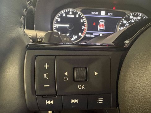 Used 2025 Nissan Pathfinder SL FWD image 31