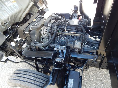 Used 2018 Isuzu NPR image 24