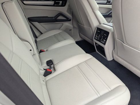 Used 2022 Porsche Cayenne S Platinum image 14