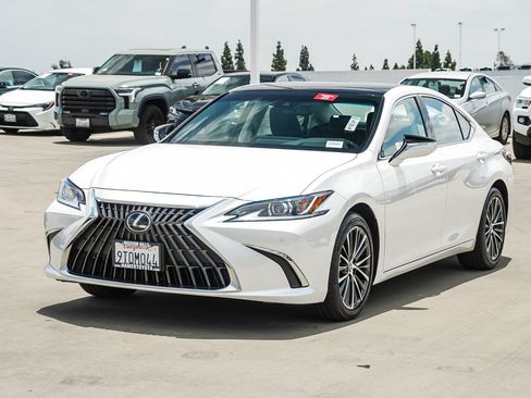 Used 2025 Lexus ES 350 w/ Premium Package FWD image 3