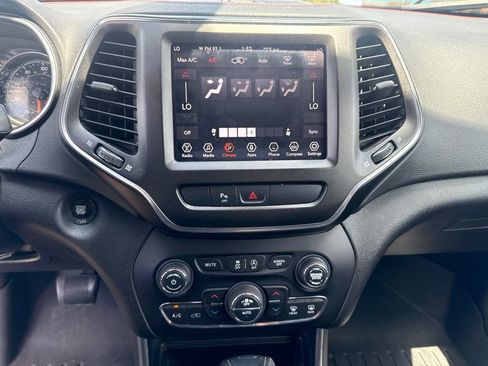 Used 2019 Jeep Cherokee Trailhawk AWD/4WD image 13