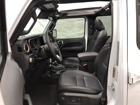 Certified 2024 Jeep Wrangler Sahara w/ Technology Group image 16