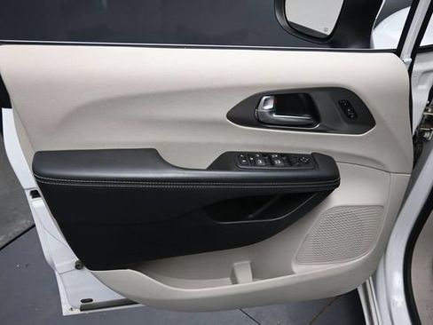 Used 2023 Chrysler Pacifica Touring-L FWD image 16