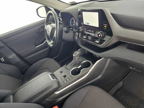 Used 2024 Toyota Highlander LE image 11