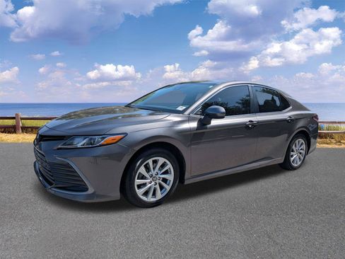 Used 2023 Toyota Camry LE FWD image 4