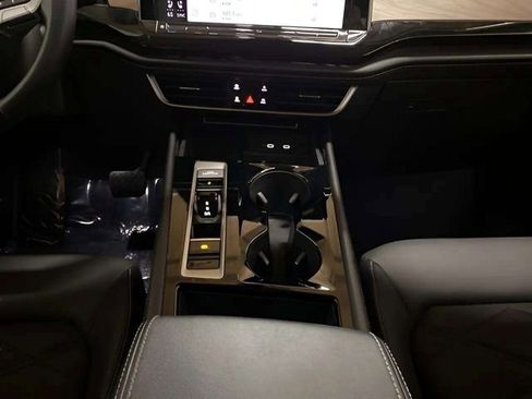 Used 2024 Volkswagen Atlas SE AWD/4WD image 14