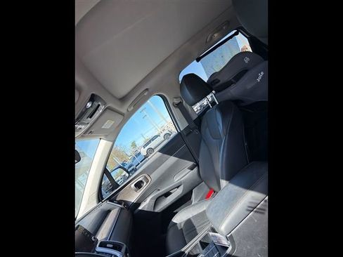 Used 2023 Kia Sorento S w/ Panoramic Sunroof Package AWD/4WD image 11