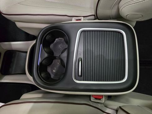 Used 2020 Chrysler Pacifica Limited image 24