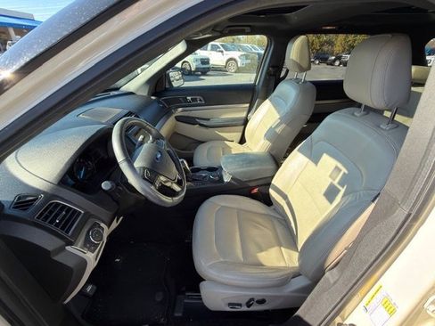 Used 2018 Ford Explorer XLT w/ Equipment Group 202A image 5