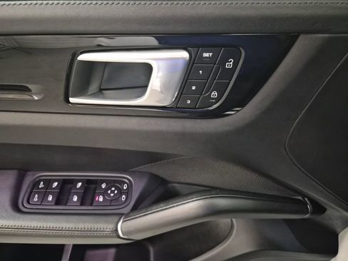 Used 2022 Porsche Cayenne S image 11