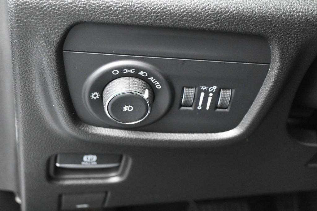 Used 2025 Jeep Grand Cherokee L Limited RWD image 17