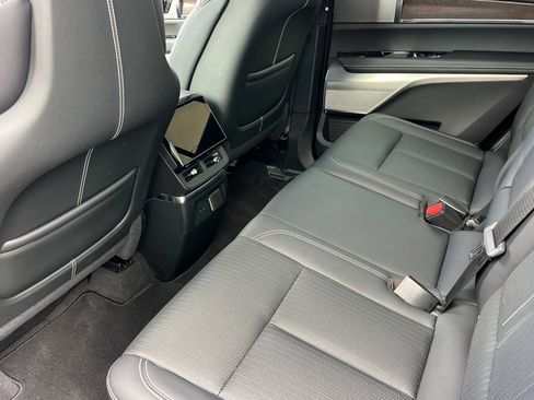 Used 2026 Cadillac Vistiq Luxury image 14