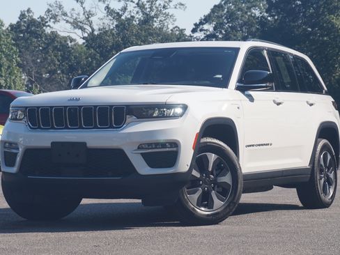 Used 2023 Jeep Grand Cherokee 4WD 4xe w/ Luxury Tech Group II image 4