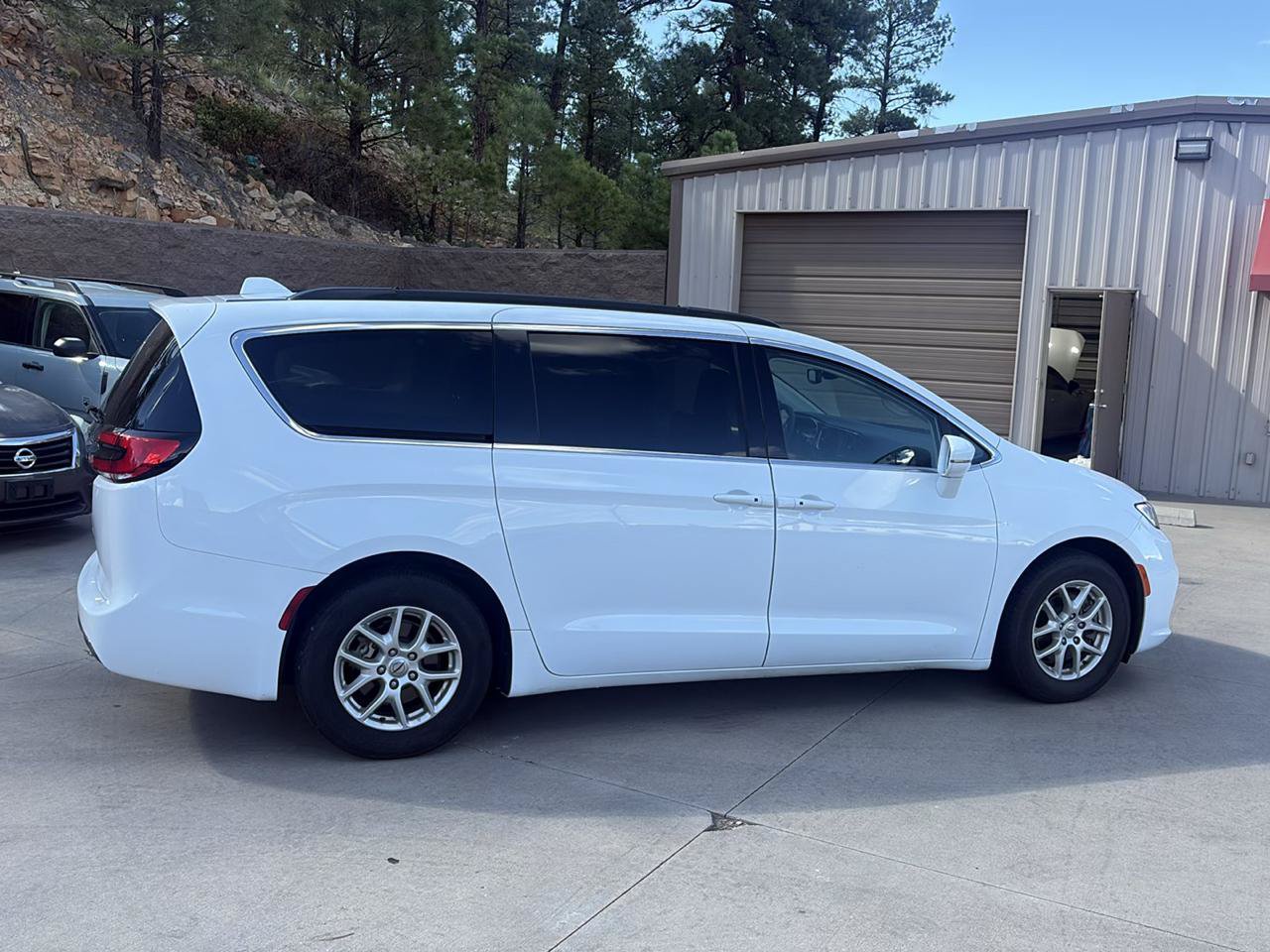 Used 2022 Chrysler Pacifica Touring-L FWD image 7