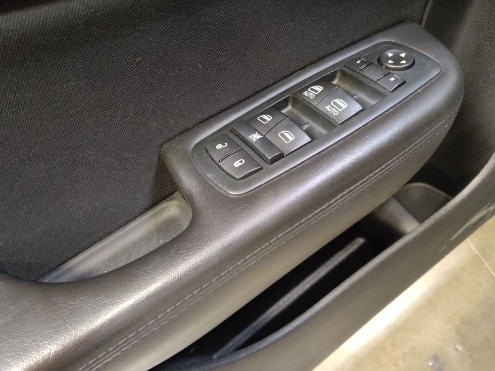 Used 2015 Chrysler 200 Limited FWD image 27