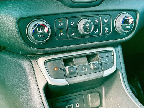 Used 2024 GMC Terrain SLT AWD/4WD image 16