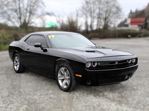 Used 2019 Dodge Challenger SXT image 1