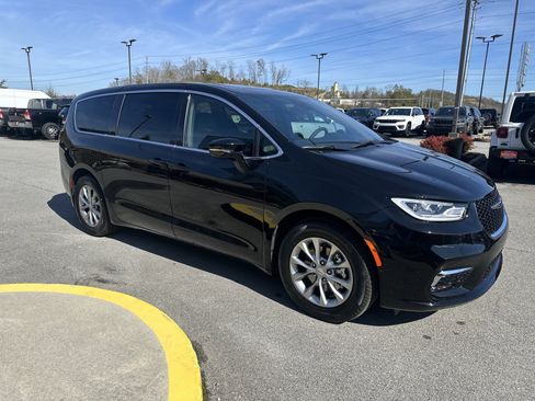 New 2026 Chrysler Pacifica Limited FWD image 5