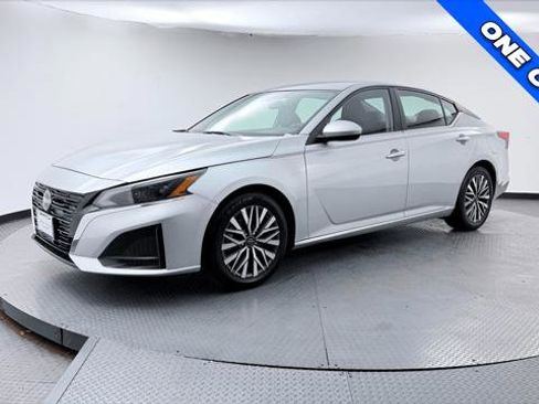 Used 2023 Nissan Altima 2.5 SV FWD image 2