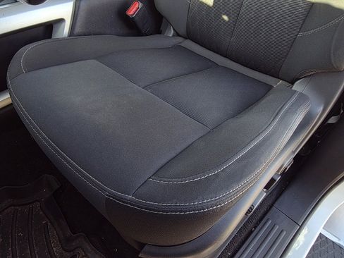 Used 2019 Nissan Titan SV w/ SV Convenience Package image 23