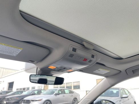 Used 2025 Volkswagen Jetta SE image 28