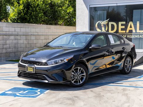 Used 2023 Kia Forte LXS w/ LXS Technology Package FWD image 6