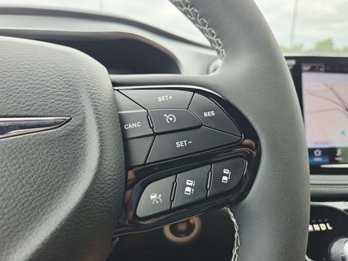Used 2025 Chrysler Pacifica Limited FWD image 26