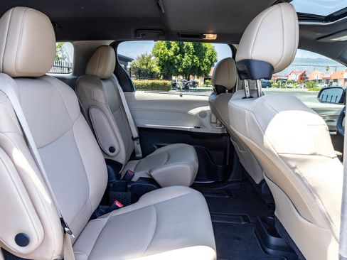 Used 2023 Toyota Sienna XLE FWD image 39