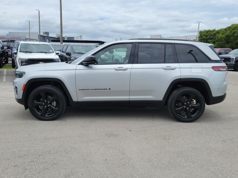 Used 2023 Jeep Grand Cherokee Altitude AWD/4WD image 8