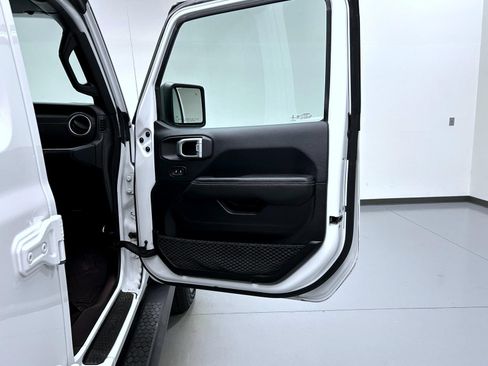Used 2019 Jeep Wrangler Unlimited Sahara AWD/4WD image 16