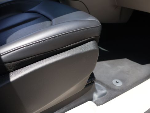 Used 2023 Chrysler Pacifica Touring-L FWD image 9