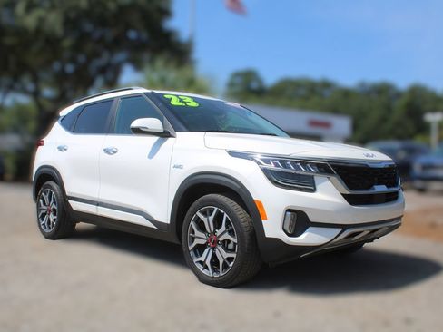 Certified 2023 Kia Seltos SX w/ SX Sunroof Package AWD/4WD image 3
