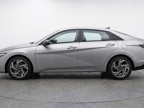 Used 2025 Hyundai Elantra Limited FWD image 5