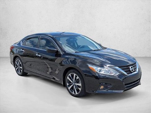 Used 2017 Nissan Altima 2.5 SR FWD image 3