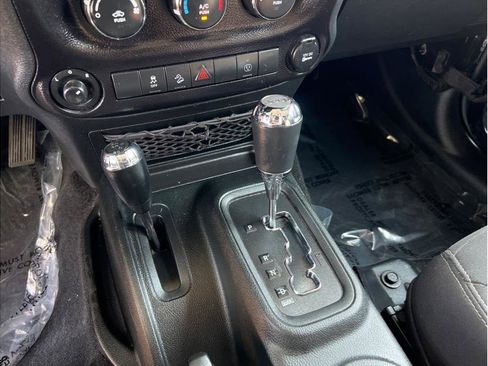 Used 2017 Jeep Wrangler Unlimited Sahara image 11