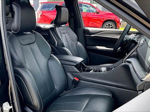 Used 2024 Jeep Grand Cherokee Overland w/ Luxury Tech Group IV image 9