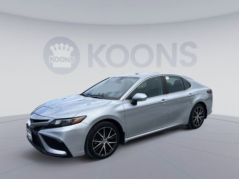 Used 2022 Toyota Camry SE image 1