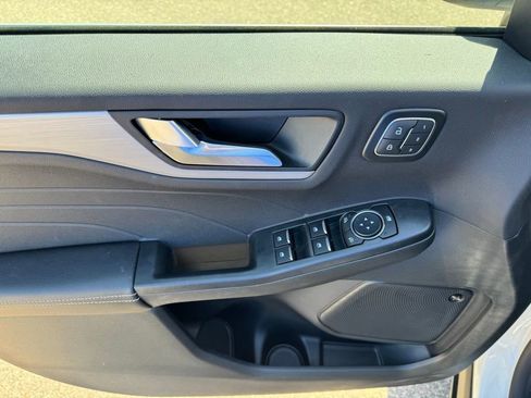 New 2025 Ford Escape SE w/ PHEV Premium Package FWD image 14